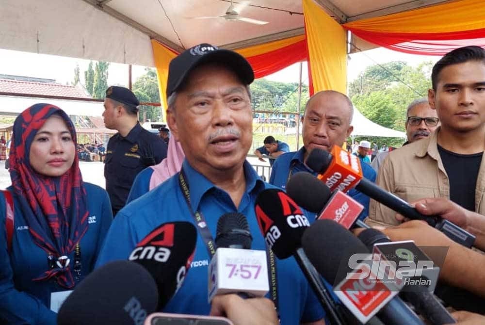 Muhyiddin ketika ditemui di Pusat Penamaan Calon di SMK Sungai Pusu pada Sabtu.