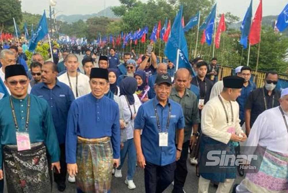 Muhyiddin dan Azmin serta pimpinan dan penyokong PN tiba di pusat penamaan calon di SMK Sungai Pusu, Gombak pagi ini. - Foto Astro AWANI
