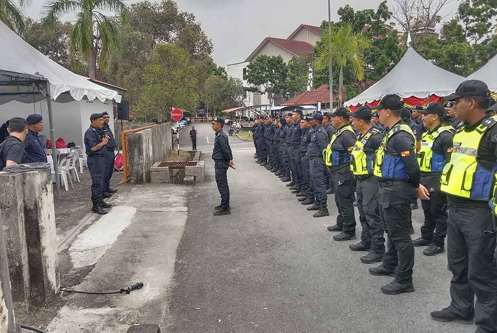 Anggota dan pegawai polis bertugas diberikan taklimat selepas proses penamaan calon-calon di Dewan Serbaguna Pejabat Daerah dan Tanah Klang pada Sabtu.
