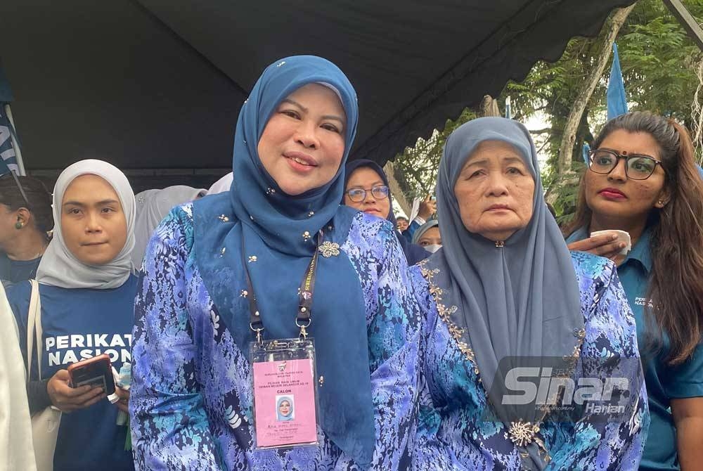 Rina bersama ibunya, Taiyibah ketika di pusat penamaan calon di Shah Alam.