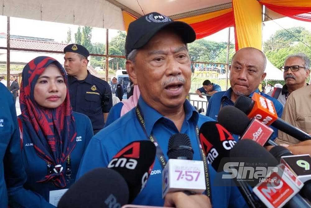 Muhyiddin bercakap kepada pemberita di Pusat Penamaan Calon Sekolah Menengah Kebangsaan (SMK) Sungai Pusu pada Sabtu.