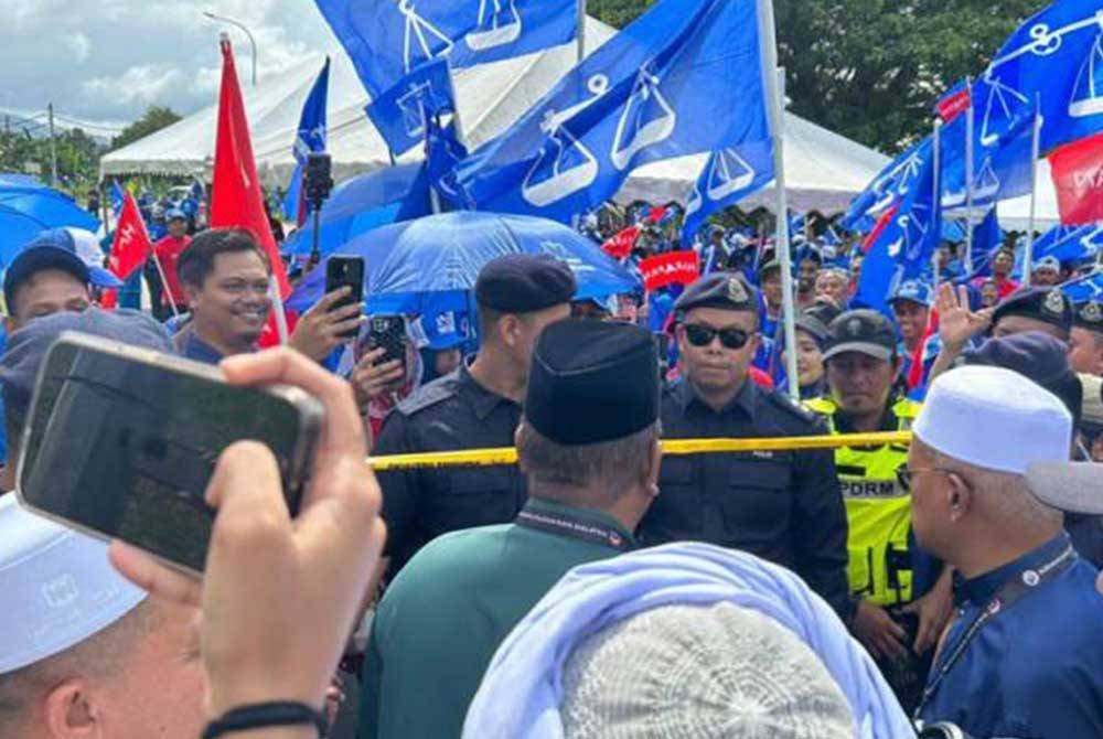 Sanusi membuat langkah berani dan 'gentleman' apabila bersalaman dengan barisan penyokong BN sebaik sahaja selesai proses penamaan calon.