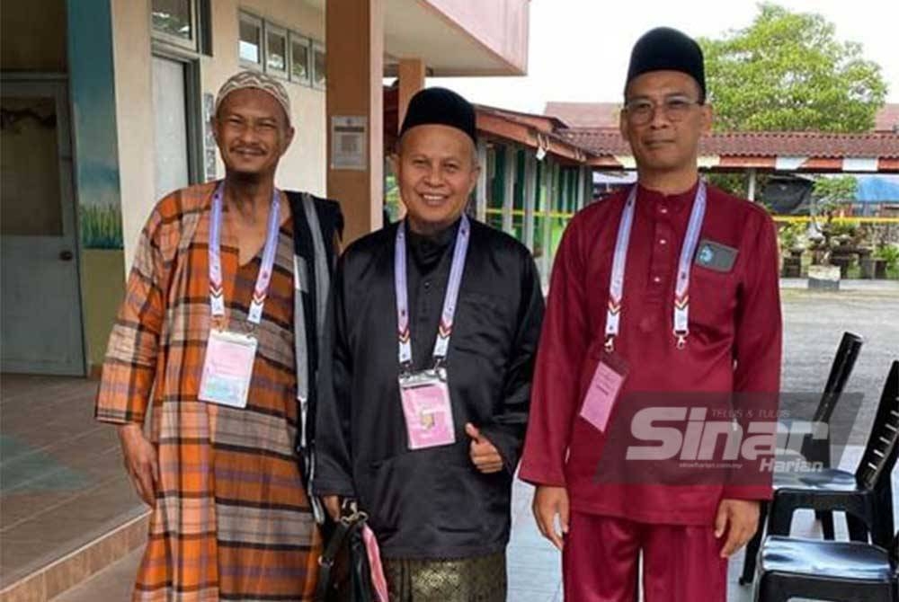 Che Harun (tengah) ketika tiba di Pusat Penamaan Calon di Dewan Mercu Sekolah Menengah Kebangsaan Bukit Payong, Hulu Besut pada Sabtu.