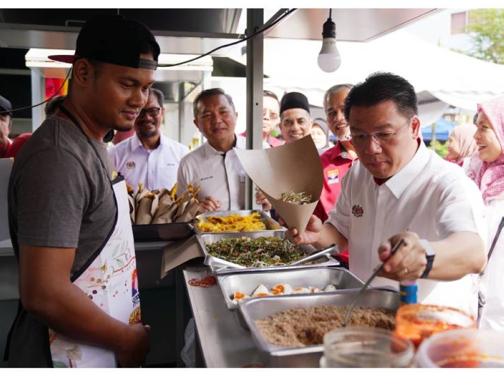 Kor Ming melawat salah satu kiosk yang menjual nasi kerabu.