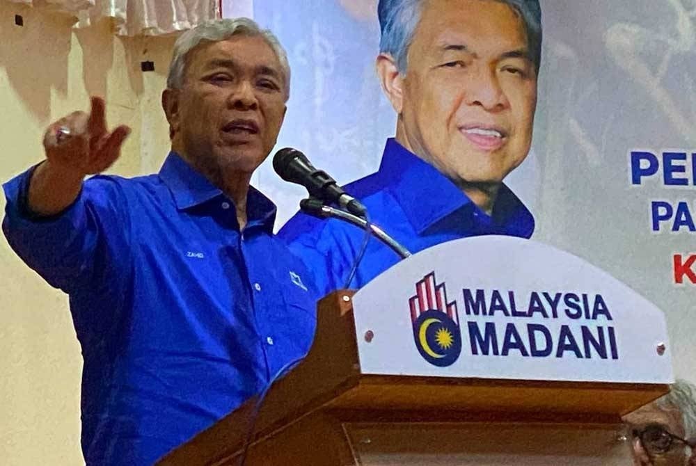 Ahmad Zahid menyampaikan ucapan pada Majlis Pelancaran Jentera Pilihan Raya Parti-parti Komponen Kerajaan Perpaduan Kawasan DUN, Parlimen Kota Bharu di Pejabat UMNO Kelantan pada Sabtu.
