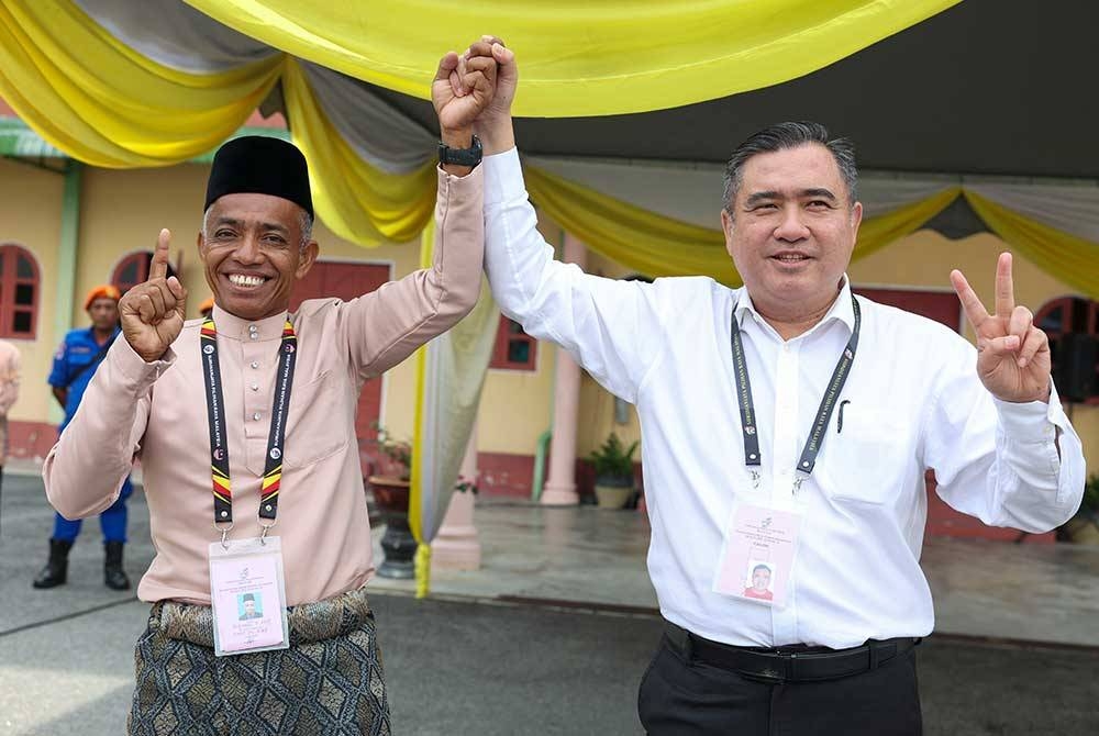 Calon DUN Chennah dari DAP Anthony (kanan) bersama lawannya dari Perikatan Nasional (PN), Rosmadi Arif selepas proses penamaan calon Pilihan Raya Negeri di Pusat Penamaan Calon Sekolah Jenis Kebangsaan Cina Yuk Hua Kuala Klawang, pada Sabtu. - Foto Bernama