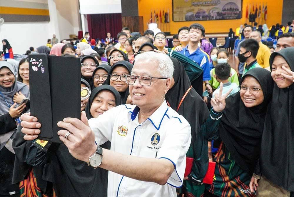 Ismail Sabri bergambar bersama pelajar ketika program Golden Mathematics Challenge 2023.