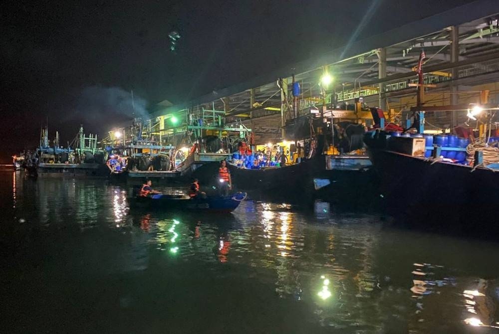 Polis Pahang melalui JSJN jalankan serbuan di jeti nelayan di sekitar daerah ini dalam Ops Hawk yang diadakan selama tiga hari berakhir pada Jumaat. - Foto ihsan Polis Pahang
