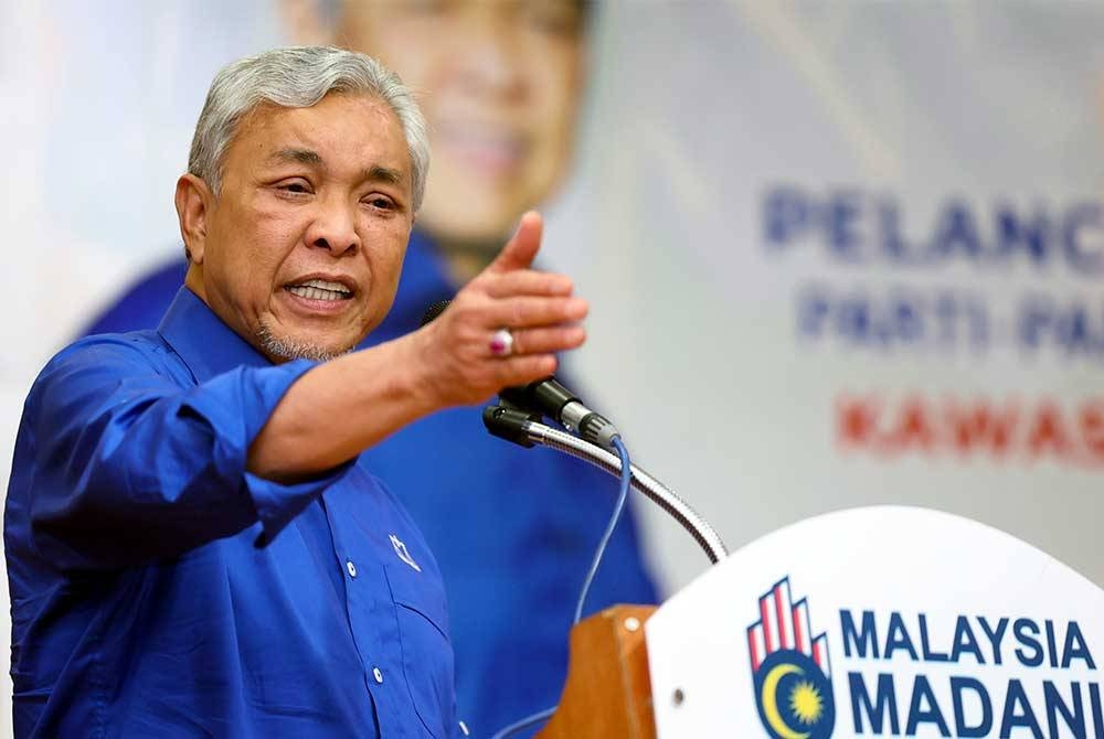 Ahmad Zahid menyampaikan ucapan perasmian pada Majlis Pelancaran Jentera Pilihan Raya Parti Komponen Kerajaan Perpaduan di Pejabat UMNO Kelantan, pada Sabtu. - Foto Bernama