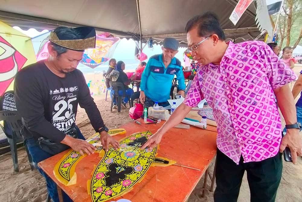 A Rahim (kanan) melawat gerai layang-layang.