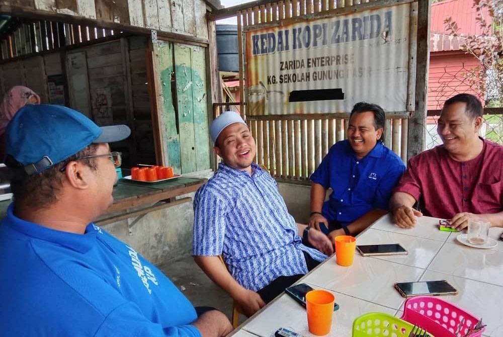 Muhammad Sufian (dua dari kiri) ketika meluangkan masa di sebuah warung di Gunung Pasir, Seri Menanti pada Sabtu.