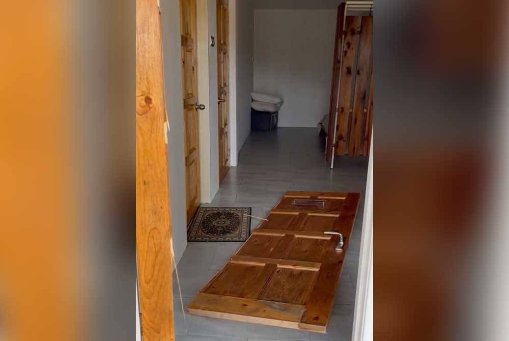 Pintu rumah penduduk di Bukit Lata tercabut akibat gegaran yang kuat.