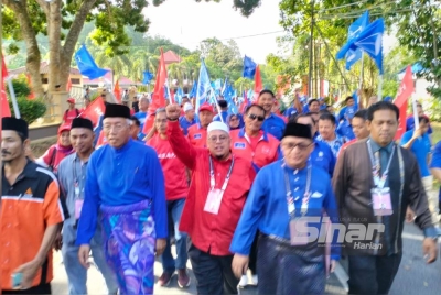 Mahdzir dan Ridzwan berjalan seiring untuk menyerahkan borang penamaan calon.