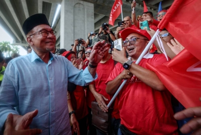 Anwar beramah mesra bersama penyokong ketika hadir di Pusat Penamaan Calon Pilihan Raya Negeri di Dewan Dato' Ahmad Razali, Ampang pada Sabtu. - Foto Bernama