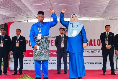Halimaton Shaadiah (kanan) bertanding satu lawan satu dengan bekas gurunya sendiri, Zainol Abidin pada PRN Kedah.