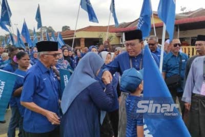 Eddin Shazlee diiringi ahli keluarga dan penyokong beliau semasa hadir di pusat penamaan calon pada Sabtu.