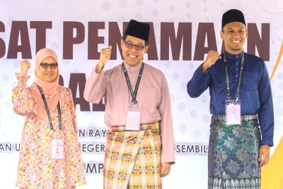 Mohamad Rafie (tengah) diapit oleh Tengku Zamrah (kiri) dan Muhammad Ghazali.