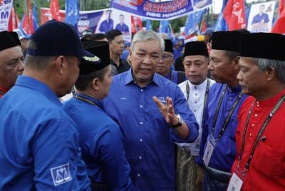 Ahmad Zahid berbincang dengan calon-calon Parti BN dan PH bagi DUN N11 Tendong di Pusat Penamaan Calon Dewan Budiman, Kolej Vokasional Pasir Mas pada Sabtu. - Foto Bernama