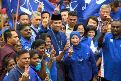 Mohamad Hasan ditemani isterinya, Raja Datin Seri Salbiah Tengku Nujumuddin sambil diiringi para penyokongnya menunjukkan isyarat nombor dua sebagai nombor pencalonan. - Foto Bernama