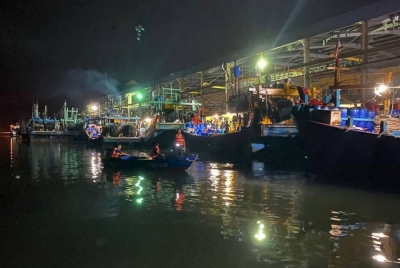 Polis Pahang melalui JSJN jalankan serbuan di jeti nelayan di sekitar daerah ini dalam Ops Hawk yang diadakan selama tiga hari berakhir pada Jumaat. - Foto ihsan Polis Pahang