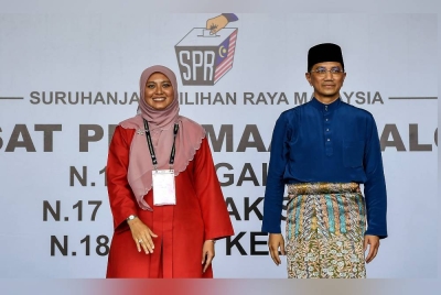 Calon-calon bagi DUN Hulu Kelang, Juwairiya Zulkifli (kiri) dari Pakatan Harapan dan Datuk Seri Mohamed Azmin Ali dari Perikatan Nasional bergambar sebaik pengumuman calon bagi Pilihan Raya Negeri (PRN) di Dewan Mutiara Bestari, Sekolah Menengah Kebangsaan Sungai Pusu, Batu 7, pada Sabtu. - Foto Bernama