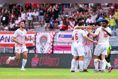 Barisan pemain KL City meraikan jaringan Zafri di Stadium Bola Sepak Kuala Lumpur petang tadi. - Foto Bernama