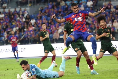 Penjaga gol Selangor FC Samuel Jacob Somerville mendakap bola sambil diasak pemain JDT, Bergson Gustavo Silveira Da Silva pada perlawanan Liga Super di Stadium Sultan Ibrahim, malam Sabtu. - Foto Bernama