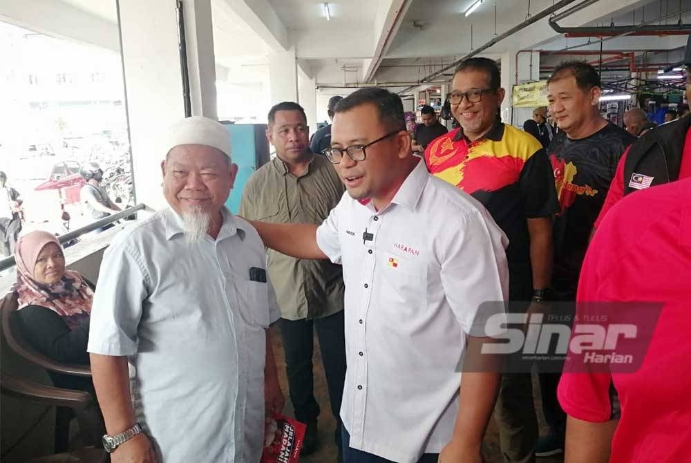 Amirudin meluangkan masa beramah mesra dengan pengunjung Pasar Selayang Baru pada sesi walkabout pada Ahad.