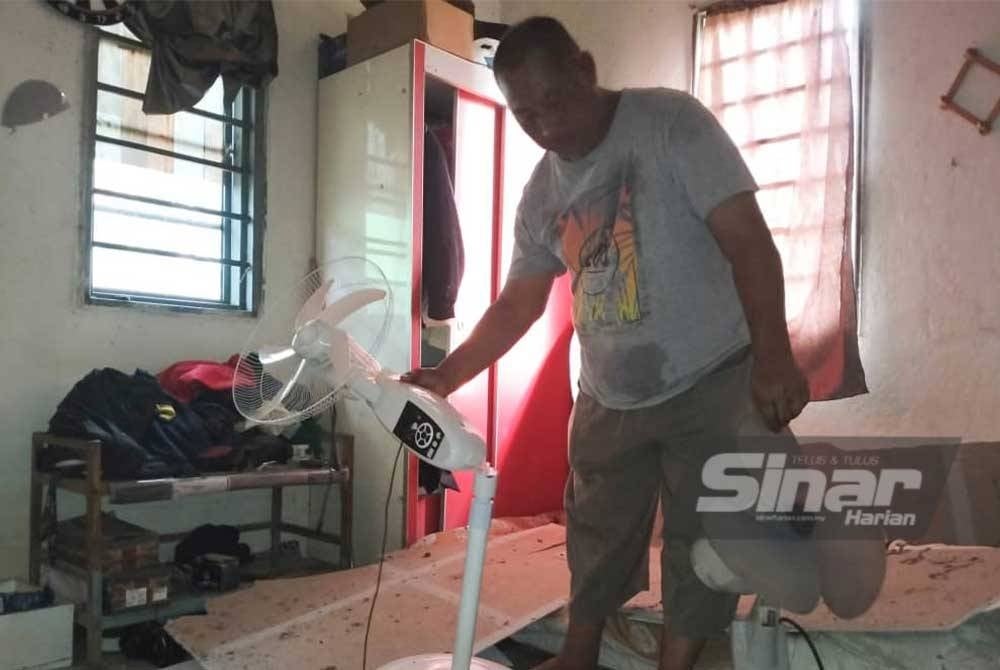 Barangan rumah yang rosak akibat insiden gudang mercun meletup di Pekan Mundok, Thailand.