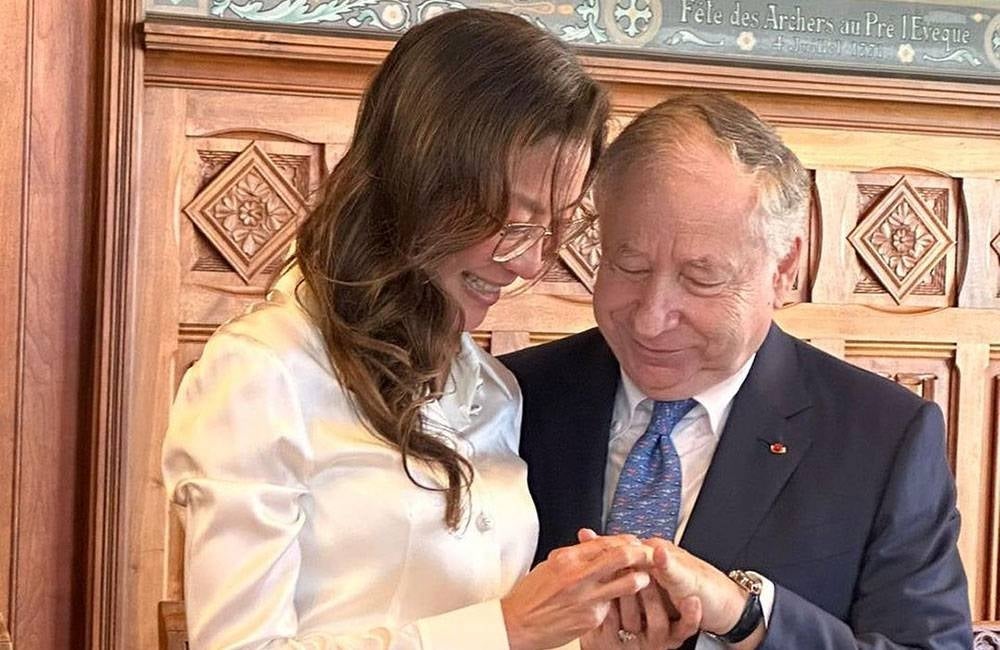 Antara momen romantis tatkala diumumkan sebagai suami isteri.