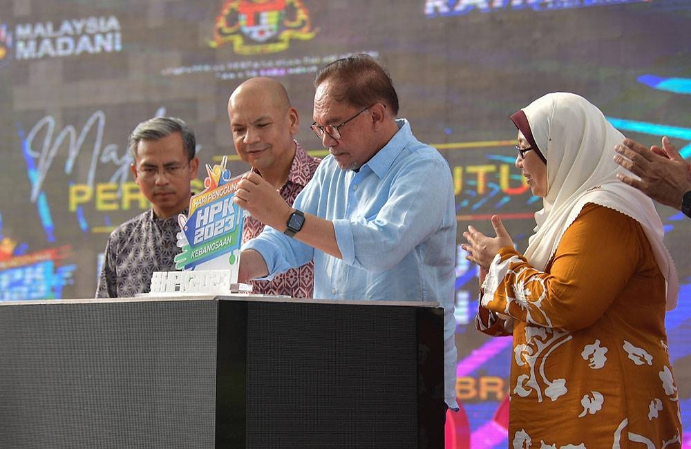 Anwar (tiga dari kiri) merasmikan penutup Sambutan Hari Pengguna Kebangsaan 2023 di Plaza Pavilion Bukit Jalil pada Ahad. - Foto Bernama