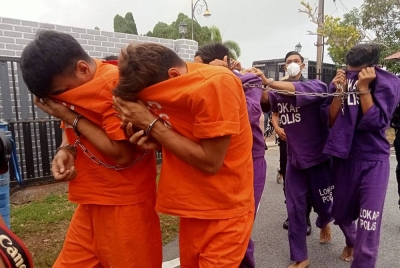 Mohd Azinee (baju jingga, dua dari kiri) dihadapkan di Mahkamah Majistret, atas tiga pertuduhan pecah rumah dan memiliki harta curi, bulan lalu dan awal bulan ini.