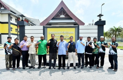 Mohd Harun membuat laporan SPRM berkenaan ucapan yang didakwa berunsur sogokan kepada pengundi di pejabat SPRM Terengganu di Kuala Terengganu pada Ahad.