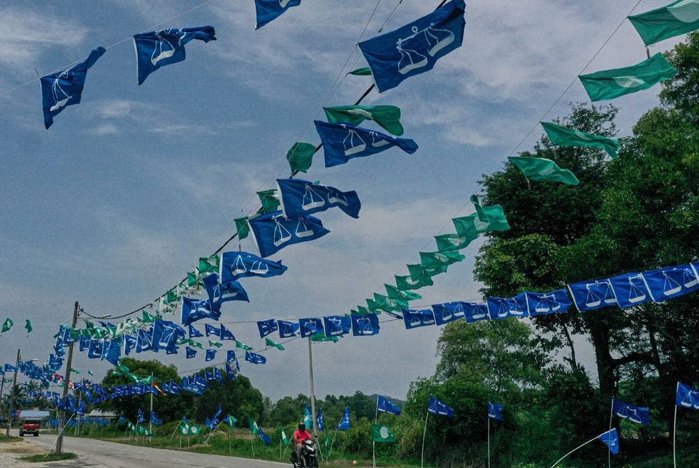 Bahang PRN semakin terasa selepas bendera-bendera parti mula dipasang oleh jentera parti. - Gambar hiasan