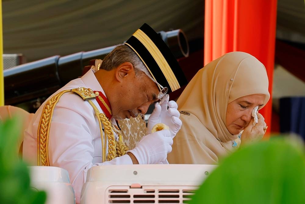 Yang di-Pertuan Agong Al-Sultan Abdullah Ri’ayatuddin Al-Mustafa Billah Shah dan Raja Permaisuri Agong Tunku Azizah Aminah Maimunah Iskandariah tidak dapat menahan sebak semasa berkenan menyaksikan persembahan pantomim pada Istiadat Perbarisan sempena Sambutan Hari Pahlawan di Dataran Pahlawan, pada Isnin. - Foto Bernama