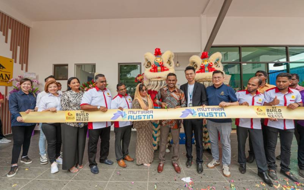 Abdul Hamid (tengah) menjelaskan demografi sasaran untuk Mutiara Austin Residence adalah pasangan baru berkahwin, golongan profesional muda dan pembeli rumah pertama.