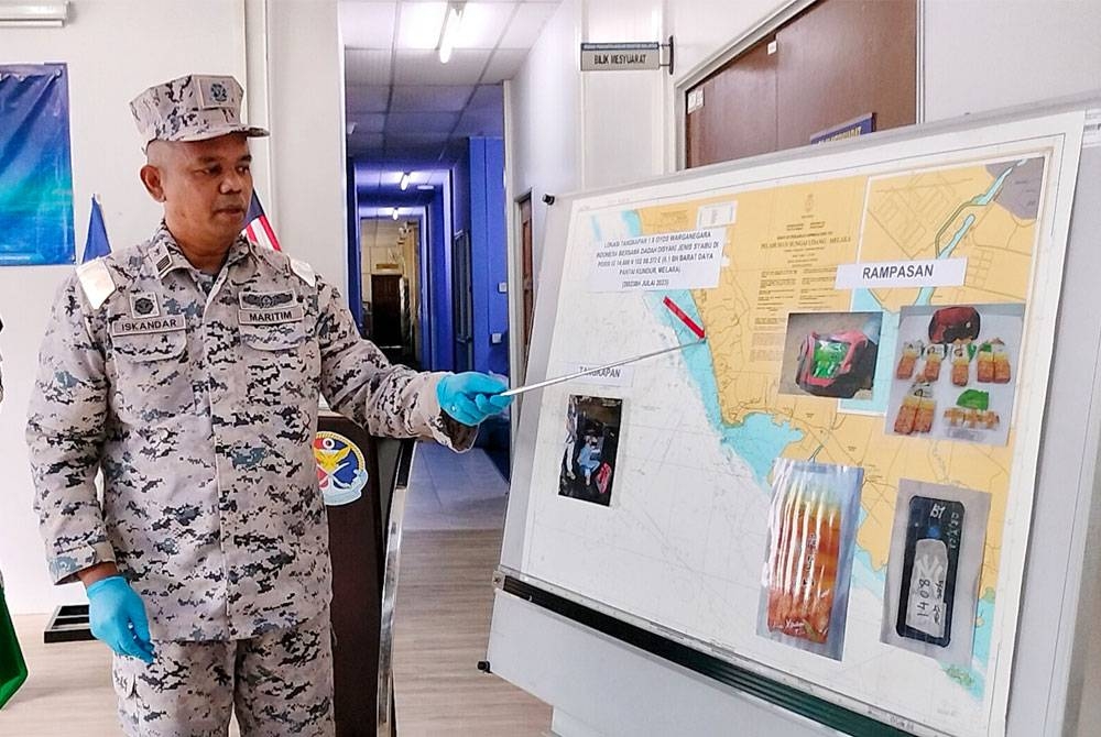 Iskandar menunjukkan lokasi penahanan dan rampasan dadah dilakukan di Perairan Tanjung Kling Pantau Kundor pada Jumaat lalu.
