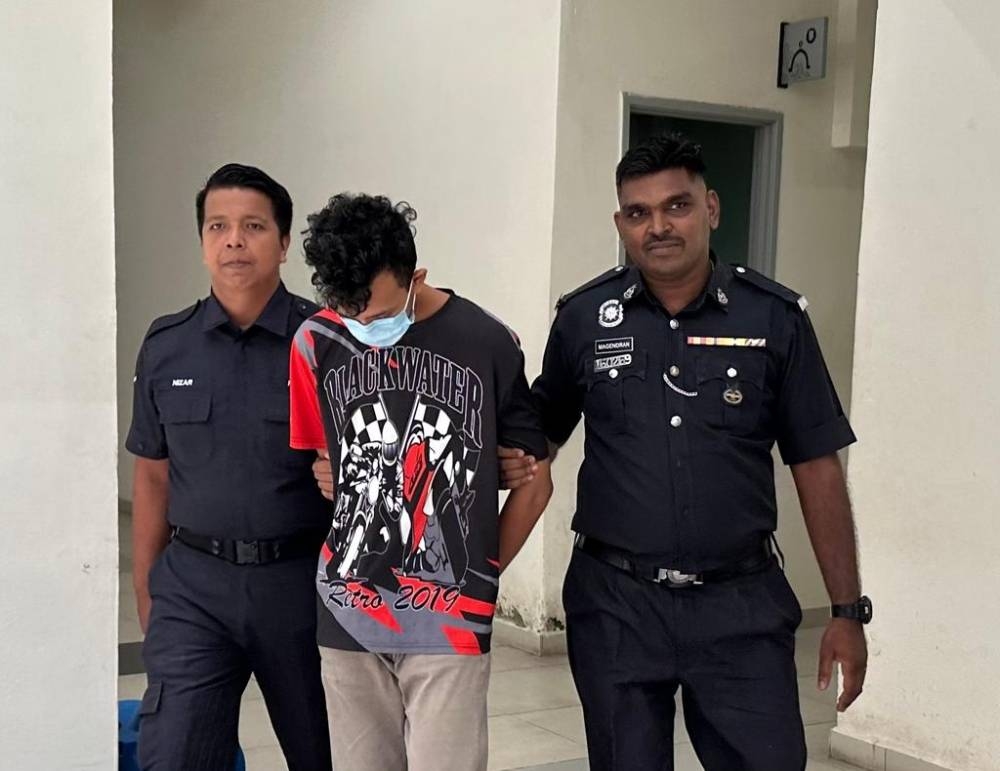 Fakhrul Amin (tengah) mengaku tidak bersalah di Mahkamah Sesyen Muar pada Isnin atas pertuduhan melakukan amang seksual terhadap gadis bawah umur.