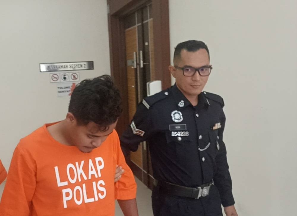 Muhammad Asri mengaku tidak bersalah di Mahkamah Sesyen Muar pada Isnin atas pertuduhan melakukan amang seksual terhadap gadis bawah umur.