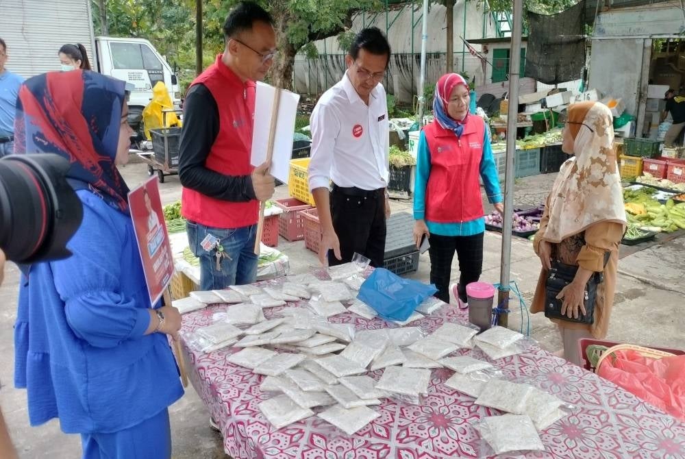 Bau Wong berkempen di Pasar Besar Sungai Petani pada Isnin.