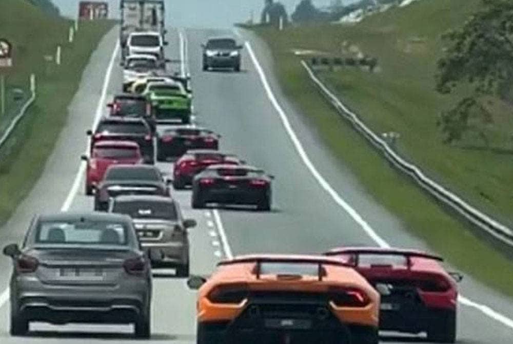 Tangkap layar video yang memaparkan lima kenderaan mewah dikatakan dipandu secara melulu dan membahayakan.
