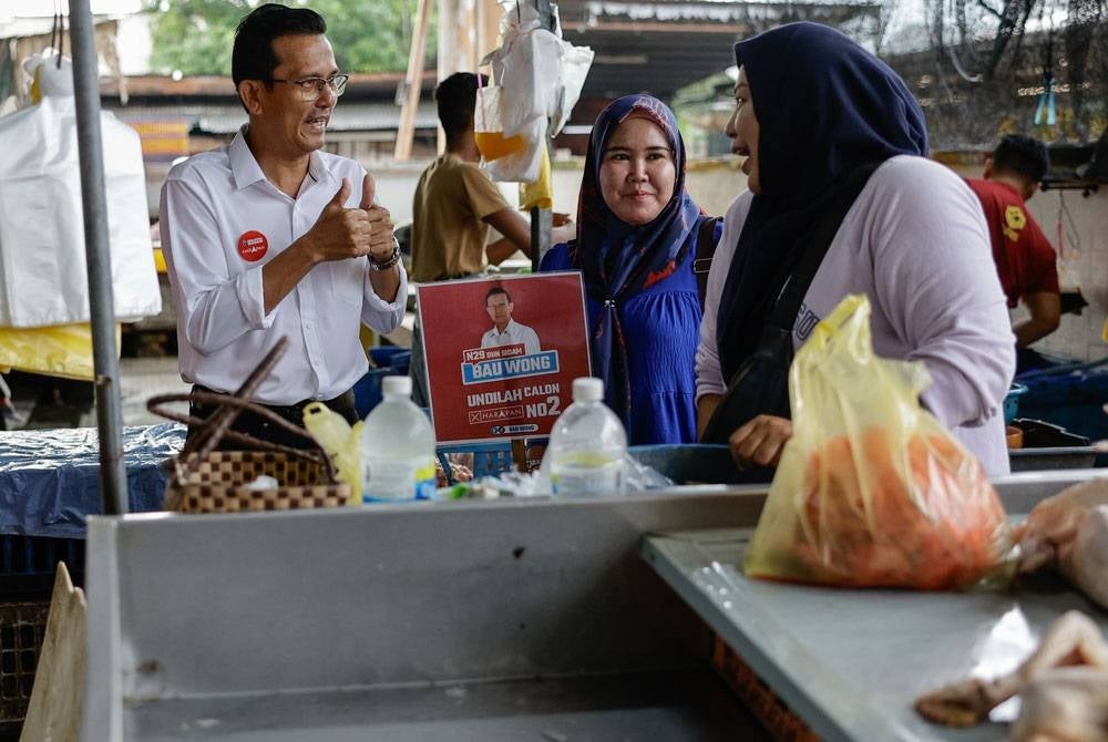 Bau Wong ketika berkempen sempena Pilihan Raya Negeri Kedah di Pasar Besar Sungai Petani pada Isnin. - Foto Bernama