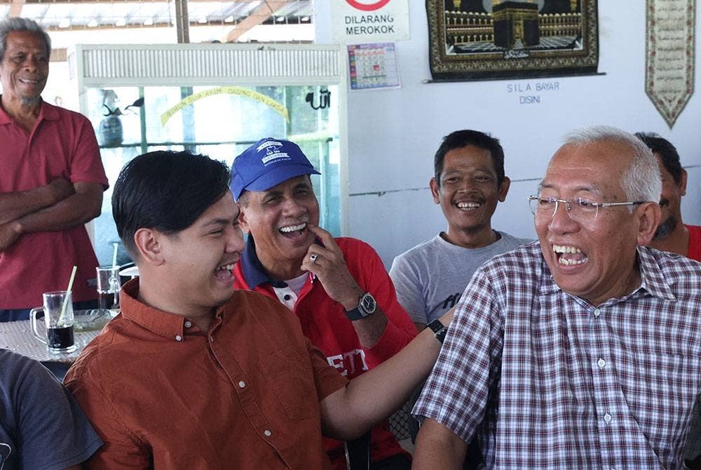 Mahdzir (kanan) beramah mesra bersama penduduk di kedai Razak (bang chaq) di Kampung Kubang Kenyeng pada Isnin. - Foto Bernama