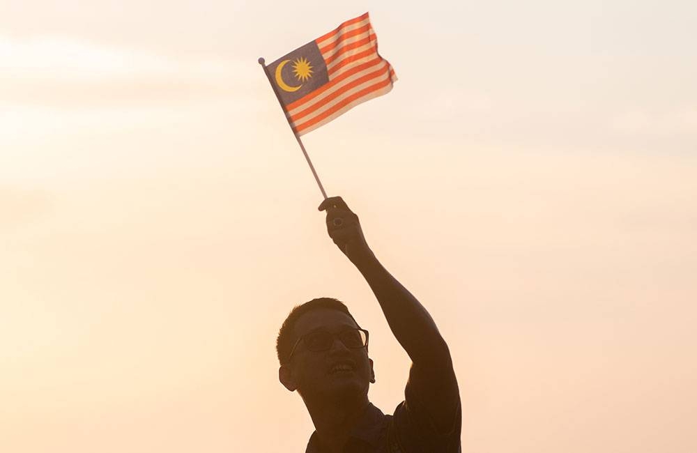 Jurufoto bebas Roslan Alias, 42, mengibarkan Jalur Gemilang bagi menunjukkan sokongan dalam menyemarakkan lagi semangat patriotisme menjelang sambutan Hari Kebangsaan ke-66 pada 31 Ogos depan.