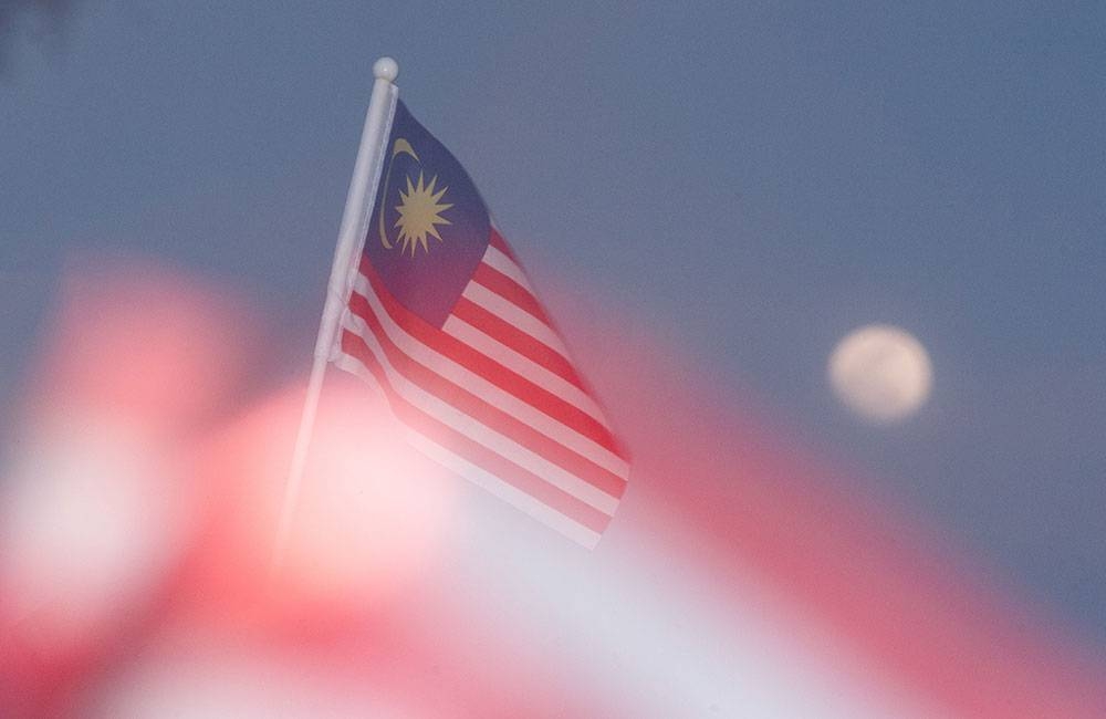 Jalur Gemilang berkibar dengan berlatar belakangkan keindahan bulan pada fasa 15 Muharram 1445H menjelang sambutan Hari Kebangsaan ke-66 pada 31 Ogos depan.