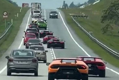 Tular di media sosial lima pemandu kereta mewah yang dikesan memandu secara melulu dan berbahaya di Lebuhraya Senai-Desaru baru-baru ini.