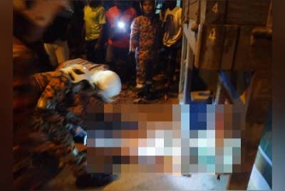 Anggota bomba berjaya mengeluarkan mangsa dari bawah lori treler berkenaan. - Foto BBP Yong Peng