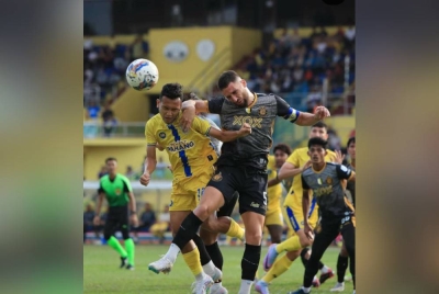 Kapten Perak, Luciano Guaycoche mengasak pemain Sri Pahang ketika aksi Liga Super di Stadium Darul Makmur, Kuantan pada Ahad. - Foto FB Sri Pahang FC