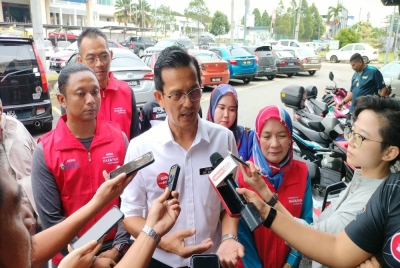 Bau Wong ditemui media semasa berkempen di Pasar Besar Sungai Petani pada Isnin.