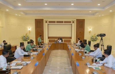 Ketua Tentera Myanmar, Jeneral Kanan Min Aung Hlaing (berdiri) berucap pada mesyuarat Majlis Pertahanan dan Keselamatan Negara (NDSC) di Naypyitaw, Myanmar pada Isnin. NDSC melanjutkan keadaan darurat di negara itu selama enam bulan. - Foto EPA